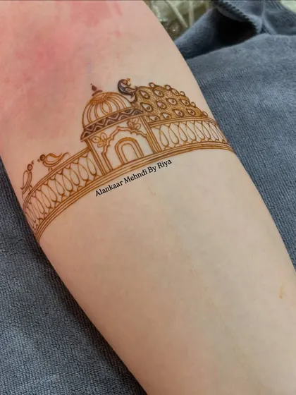 The start of a beautiful arm band, featuring a palace dome with peacocks perched on the railing.