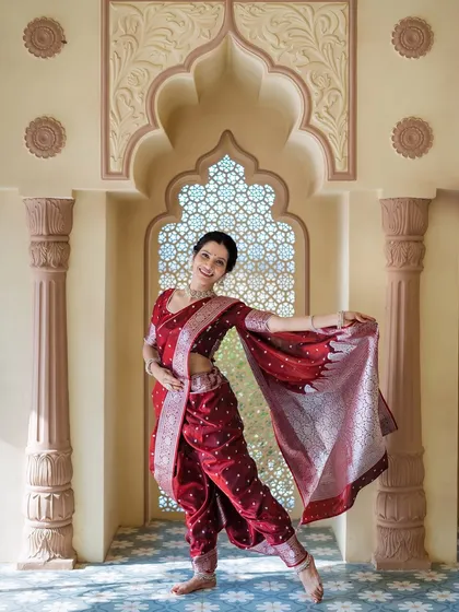 A beautiful pose in the Navari saree, highlighting the intricate border of the saree.