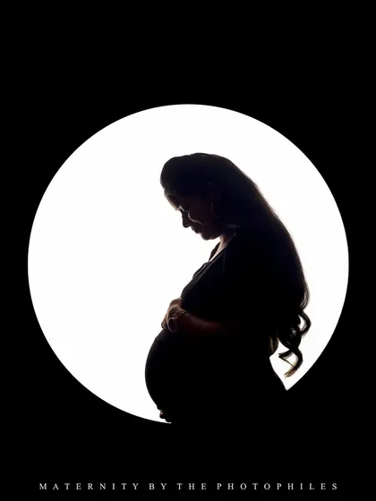 Sometimes, the most powerful stories are told in silhouette. Our studio sessions focus on form and emotion, using artistic lighting to create these simple yet profound portraits that celebrate the beautiful shape of motherhood.