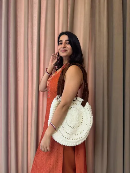 I love the boho vibe of this round tote bag. It’s lightweight yet spacious, perfect for a relaxed, stylish look.