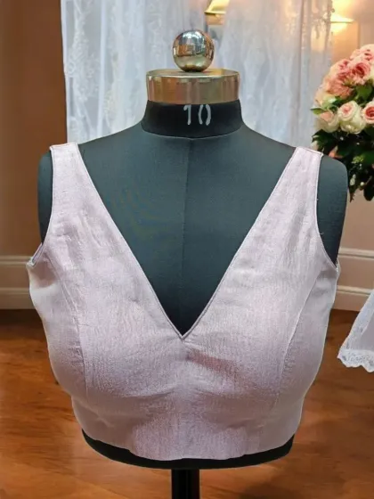 This very beautiful crush tissue blouse in a soft pastel color is a delicate and elegant choice. The texture of the fabric adds a unique dimension to the simple, classic cut.