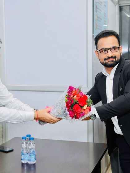 Welcoming a senior judge with a bouquet during his farewell function, showcasing the bonhomie between the Bar and the Bench.