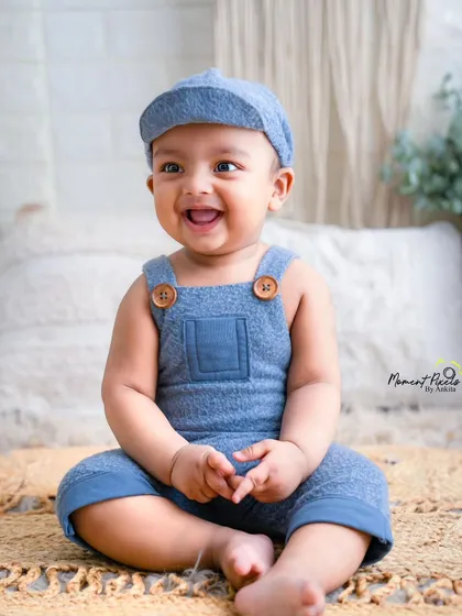 Look at that happy face! Sitter sessions are perfect for capturing that adorable stage when your baby can sit up and their personality truly starts to shine. This little boy's infectious giggle is exactly the kind of moment I live to capture.