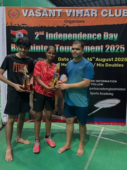 The C Group Mixed Doubles finalists receiving their trophies.