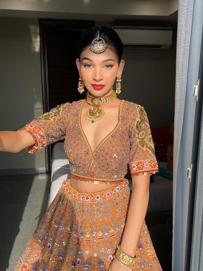 Another angle of this sun-kissed, glamorous look.