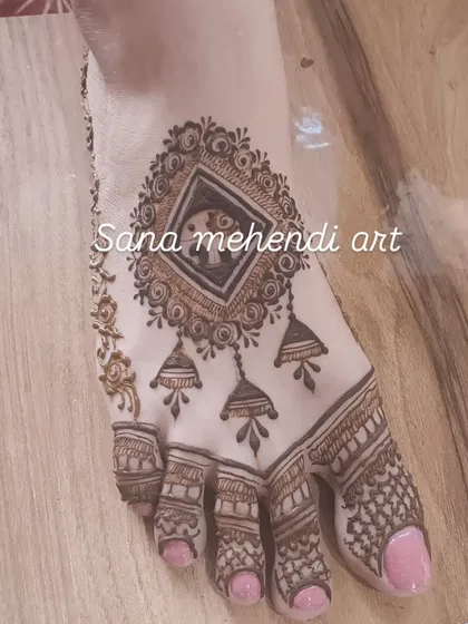 A simple yet elegant foot design, featuring a central motif with hanging jhumkis. This is a great option for guests or for a more minimalist bride.