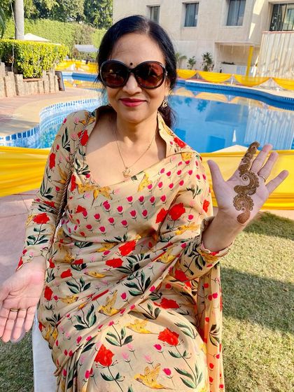 Another shot of the guest with her elegant, minimalist henna. It proves that you don't need a full-hand design to look festive.