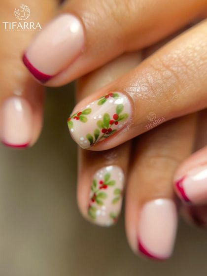 A close-up of the hand-painted holly, showing the delicate brushstrokes and details on this festive set.