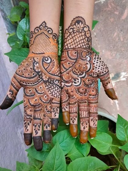 A lovely "sider" design with a rich, dark stain. The pattern is dense on the palm and fingers, with a lighter, more open design near the wrist.