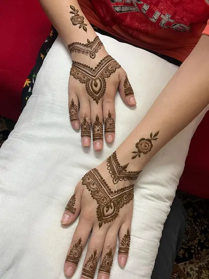 A very chic and modern back-of-hand design. The V-shape cuff and minimalist floral motif make it a popular choice for parties and engagements.