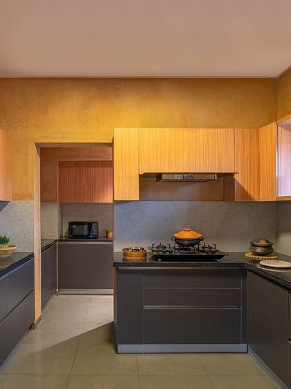 The kitchen in the Earth Villa balances natural and modern aesthetics. I paired light wood upper cabinets with dark grey lower cabinets and a simple grey backsplash, creating a functional and visually harmonious workspace.
