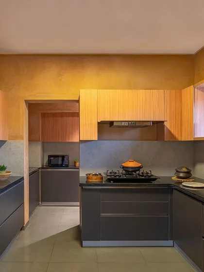 The kitchen in the Earth Villa balances natural and modern aesthetics. I paired light wood upper cabinets with dark grey lower cabinets and a simple grey backsplash, creating a functional and visually harmonious workspace.