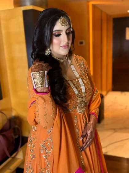 Royal and elegant waves for a bride, adorned with a traditional side passa.