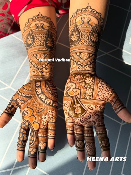 This intricate design combines floral patterns, elephants, and a doli (palanquin) motif, telling a wedding story on the hands.