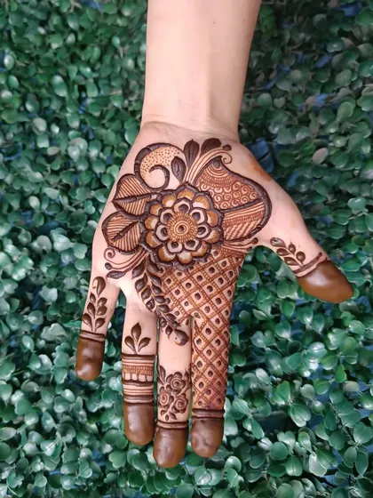 A classic Arabic bail design, with a floral and paisley pattern running diagonally across the back of the hand. It's a popular choice for all occasions.