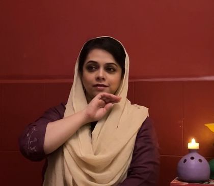 Using subtle facial expressions and hand gestures to convey the meaning of the Sufi poem. Abhinaya is a language of its own.