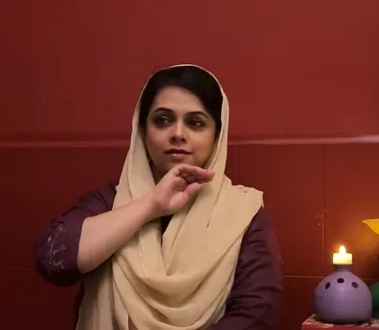 Using subtle facial expressions and hand gestures to convey the meaning of the Sufi poem. Abhinaya is a language of its own.