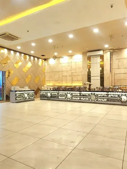 This is a great low-budget option for an engagement or wedding at a prime location in Vashi. The AC banquet hall has a capacity for up to 500 guests and is set up with a long buffet counter, perfect for pure vegetarian events.