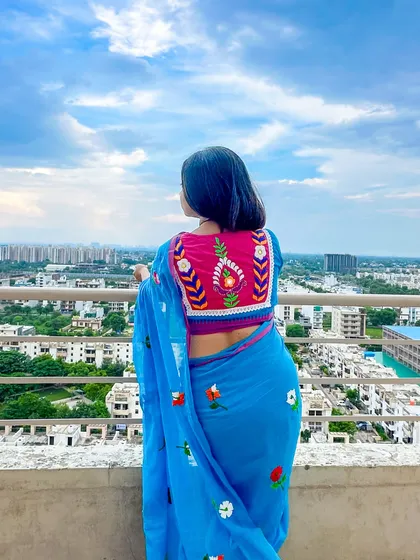 Sometimes an outfit is all about admiring the details. The beautiful monsoon sky, the gorgeous hand-embroidered blouse, and this stunning blue mul saree all came together for a perfect picture.
