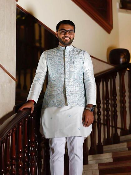 Vineet effortlessly owning the timeless Bundi, elevated with a bold geometric design. A perfect look for a groomsman or close family member.