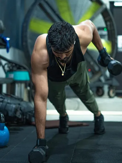 Another look at the dumbbell renegade row, a testament to the functional strength we build at FitDeck.
