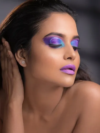 This angle highlights the beautiful gradient effect created with the eyeshadows.