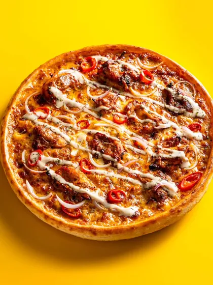 We create bold, clean, and punchy images designed for e-commerce and food delivery apps. This shot for Hundo Pizza uses a high-contrast background to make the product pop, ensuring it grabs attention on a crowded menu screen.