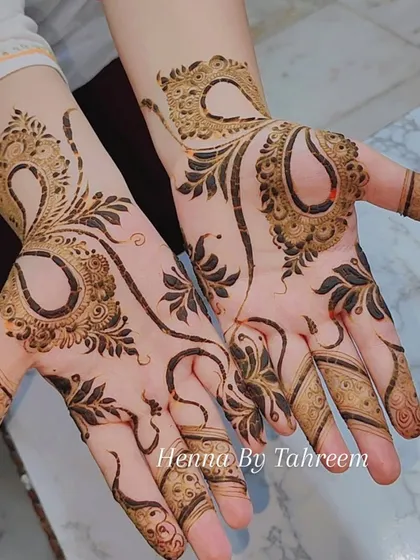 A perfect example of an elegant and modern Arabic henna design. The flowing vines, paisley motifs, and delicate floral elements create a beautiful, spaced-out pattern that is both stylish and sophisticated.