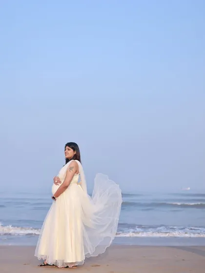 For a serene and classic look, our off-white beach gown is the perfect choice. The simple, elegant design and lightweight fabric are ideal for a peaceful maternity shoot by the sea.