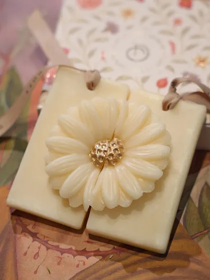 A closer look at my limited edition floral wax tablet. Each one is handcrafted, making it a small piece of art. It's a beautiful and fragrant keepsake, perfect for tucking into a special drawer or gifting to a loved one.