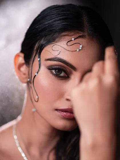 This is what I mean by capturing a vibe. For this creative beauty portrait, we played with a wet look, adorning the hair with delicate pearls to create something that feels both artistic and ethereal. It’s a perfect example of fine art photography.