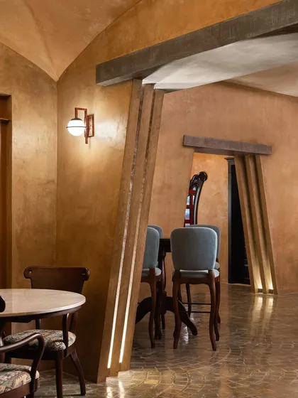 An interior detail at Watson's Pub, showing an offset flat arch and inclined walls that create a unique spatial dynamic within the bar.