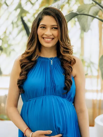 A closer look at the baby shower makeup. You can see the subtle contouring and the soft pink lip that brings the whole look together, keeping it elegant and modern while highlighting her best features.