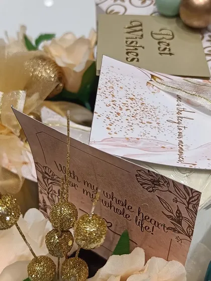 Another close-up of the groom's hamper, focusing on the heartfelt messages and the elegant gold and blue color scheme.