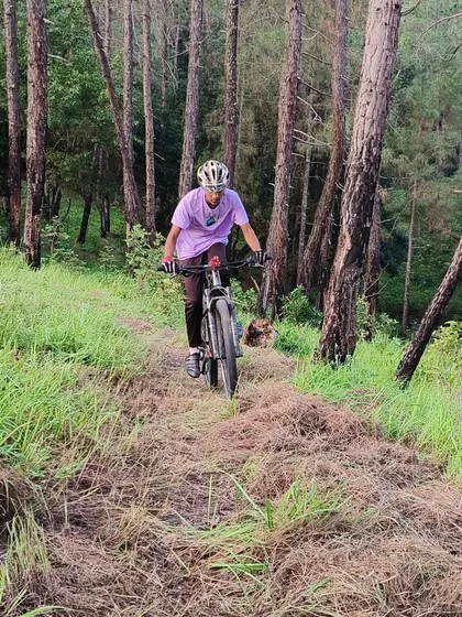 A rider takes a breather during our MTB workshop. A typical day involves practical training on the trails followed by hands-on sessions covering crucial skills like bike maintenance and cleaning.