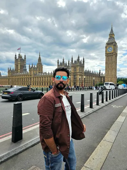 This shot from London, with Big Ben in the background, showcases my suitability for lifestyle and travel-related campaigns. I can deliver a natural, confident look in outdoor, urban environments.