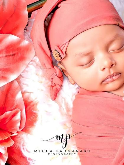 A wider view of the peach setup, with a large matching flower.