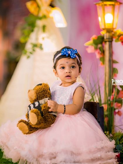 This gallery displays the versatility of our garden and teepee sets. From lush green turf and floral backgrounds to cozy lace teepees and wicker chairs, you can create the perfect indoor "outdoor" shoot.