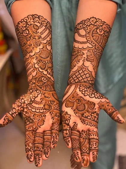A beautiful Indo-Arabic design with peacock motifs. The patterns are intricate and flow beautifully, creating a stunning and modern look.