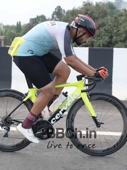 A rider on a Cervelo, another top-tier brand often seen at our races, shows his focus.