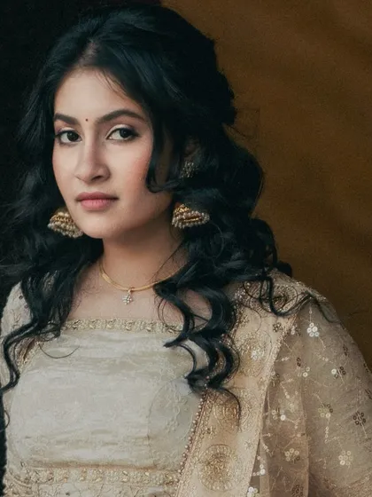 My bride Kavya asked for a soft and glowy look with statement eyes for her engagement. I focused on creating a radiant base with defined eyes to bring her vision to life.
