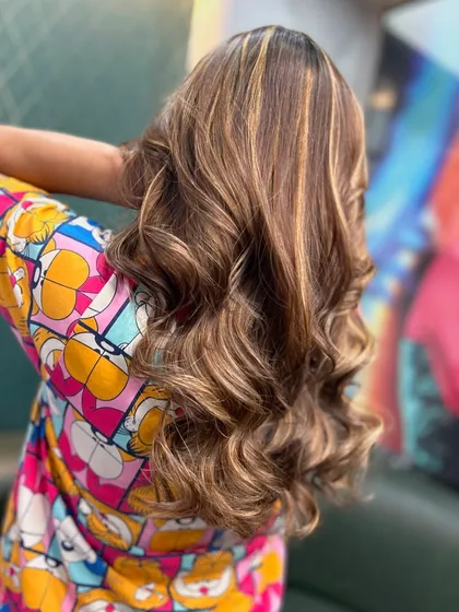 The way the light hits these highlights is just perfect. This is a great example of a low-maintenance colour that still makes a big impact.