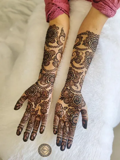 Many brides are now choosing bold and beautiful Arabic henna designs. This style uses flowing floral and paisley patterns with more open space, creating an elegant and modern look that extends from the palms to the forearms.
