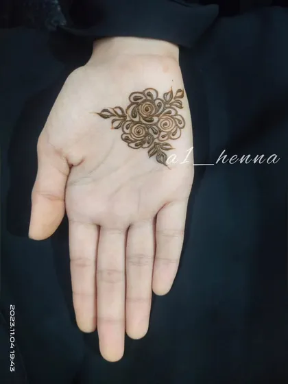 A very simple rose bunch in the center of the palm. This is a fantastic exercise for beginners to practice their floral work and cone control.
