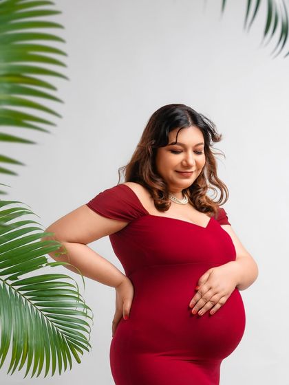 A classic pose with a tropical twist. The simple addition of a palm leaf elevates this beautiful portrait, adding a layer of texture and interest.