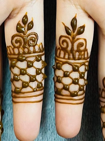 Here is another finger design option, combining a net pattern with a small crown-like motif. These details can be mixed and matched for a unique look.