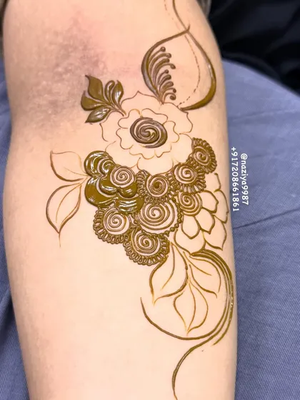 Building up a floral bunch design, one element at a time. Here you can see the combination of outlines and filled-in patterns.