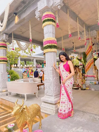 Blending traditions at a beautiful Malayalam wedding. I love adapting my choreography and style to honor different cultures and create a unique fusion for your special day.