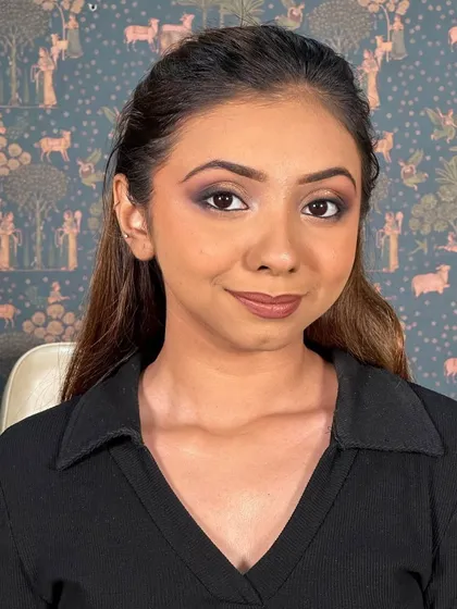 A full-face view of the golden smokey eye. The look is bold but not overdone, making it a versatile choice for many occasions.