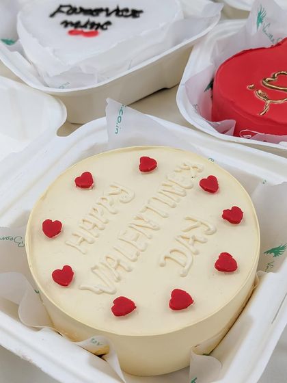 Our "Happy Valentine's Day" bento cake, a classic and cheerful way to celebrate the day with your loved one.